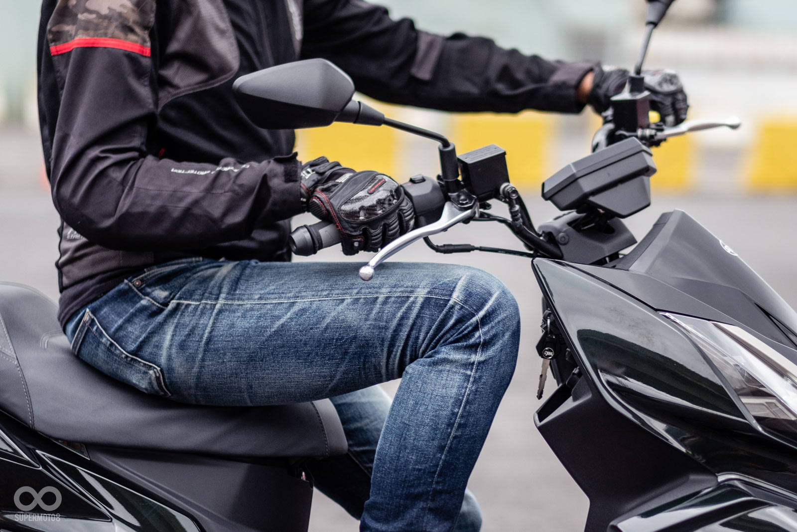 DRG 158也針對過去FNX 125踏墊過高容易造成手把與膝蓋打架的問題進行優化