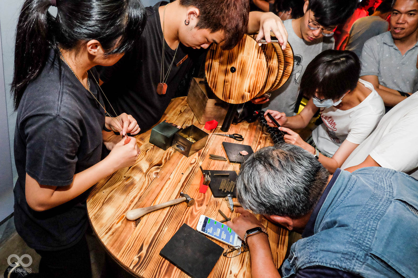 現場有手作銘牌的活動