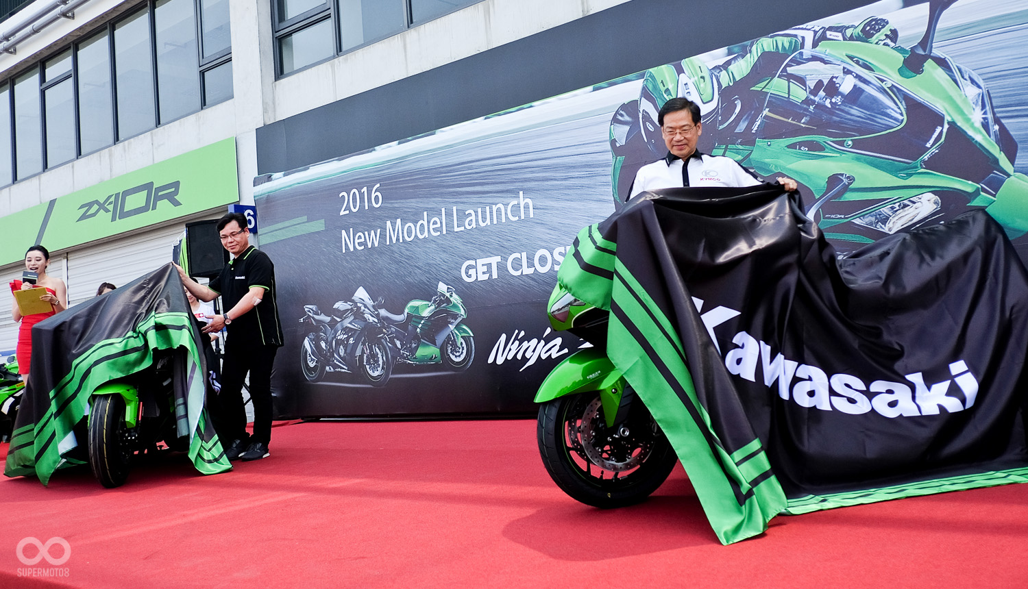 在KAWASAKI 游董事與KYMCO 柯總經理揭幕下,全新NINJA ZX-10R與Ninja ZX-14R,正式在台上市!