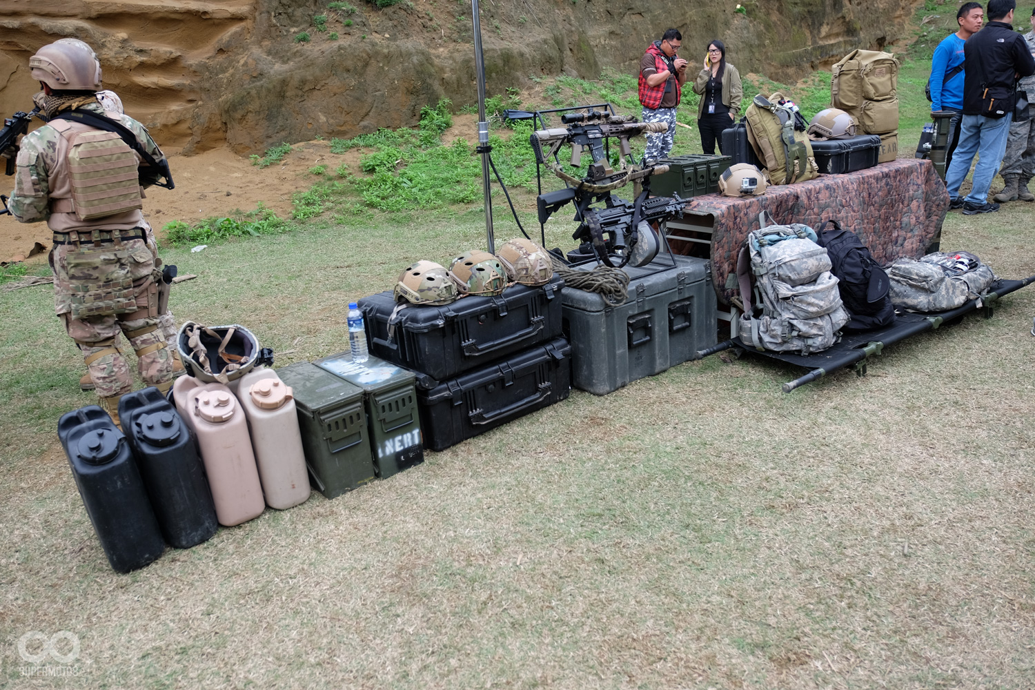 現場的布置瀰漫著濃烈的軍事風格