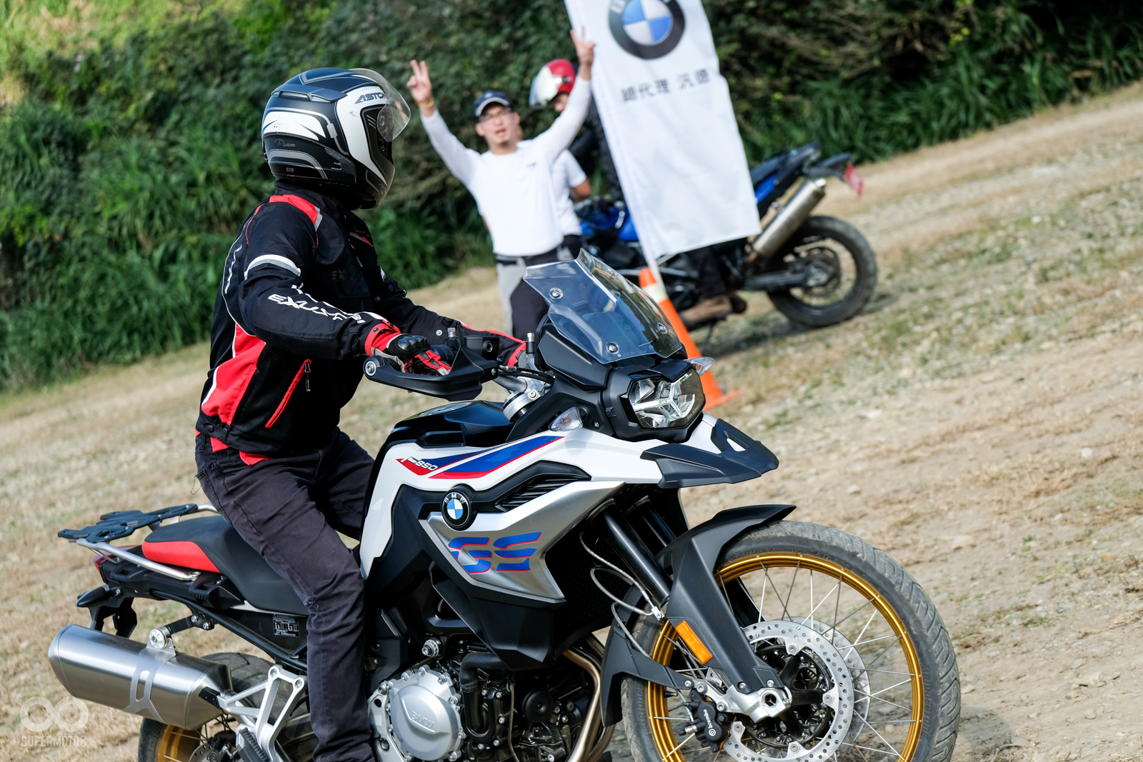 定點繞圓除了必須結合前面課程的反向平衡,轉向技巧之外,視線的轉移也是重點,教官也細心的在轉彎處大聲呼叫吸引,來引導視線的轉移