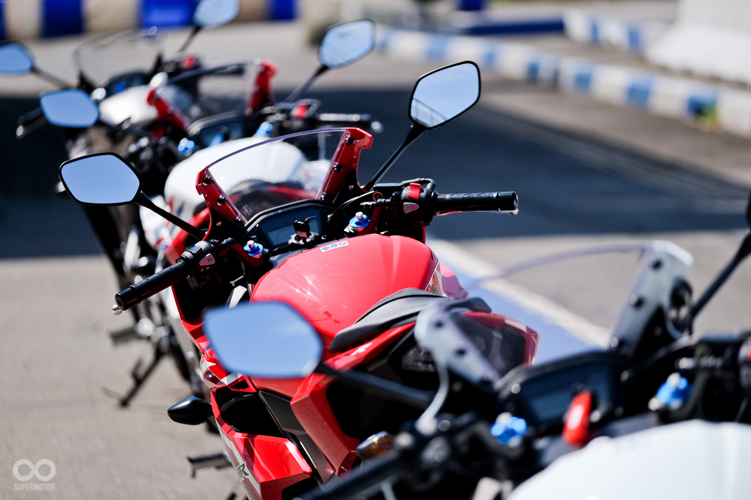 把手設定偏向街車，能減輕手臂的負擔，尤其對女性騎士而言感受會更鮮明