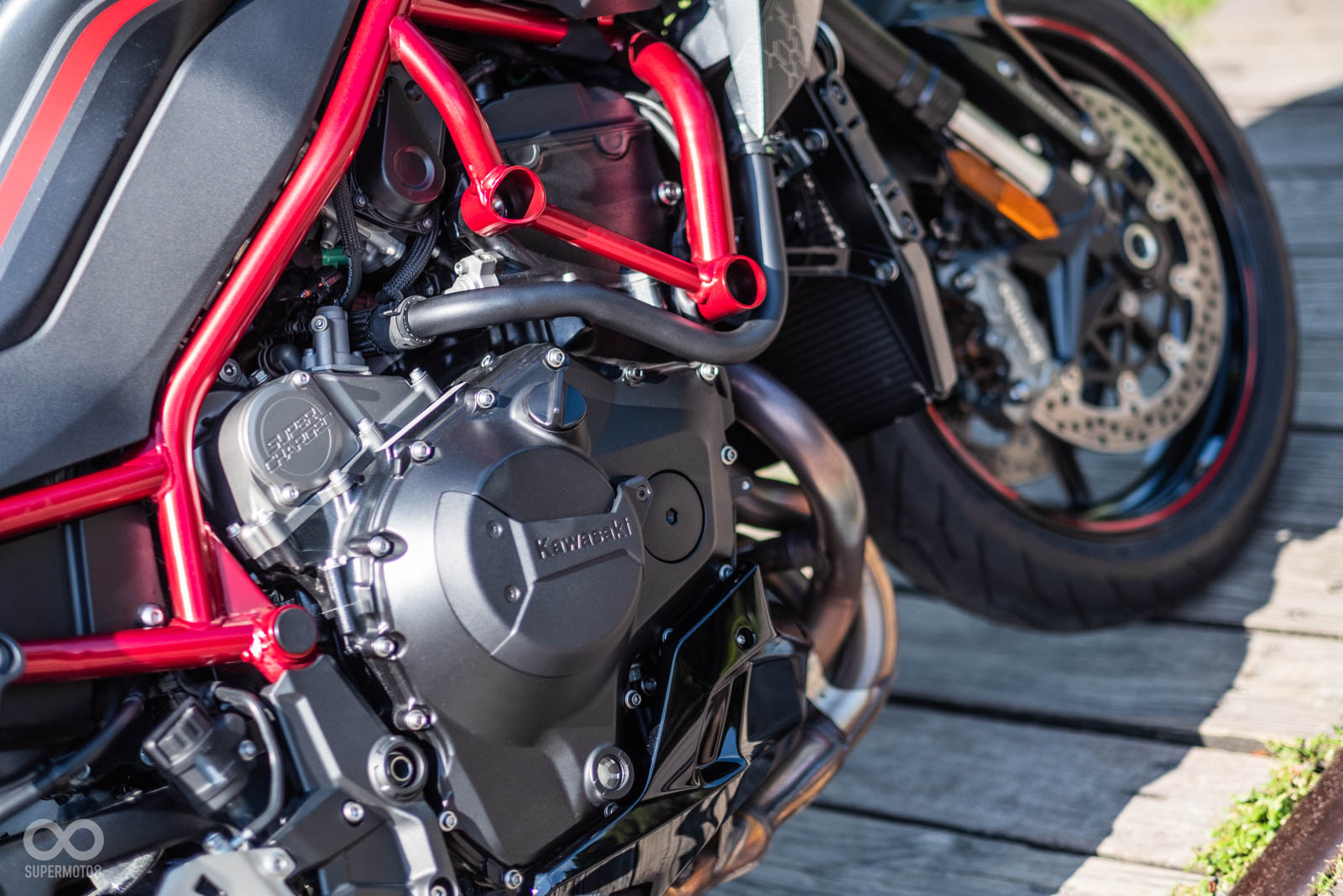 引擎上方有機械增壓字樣,相當高調