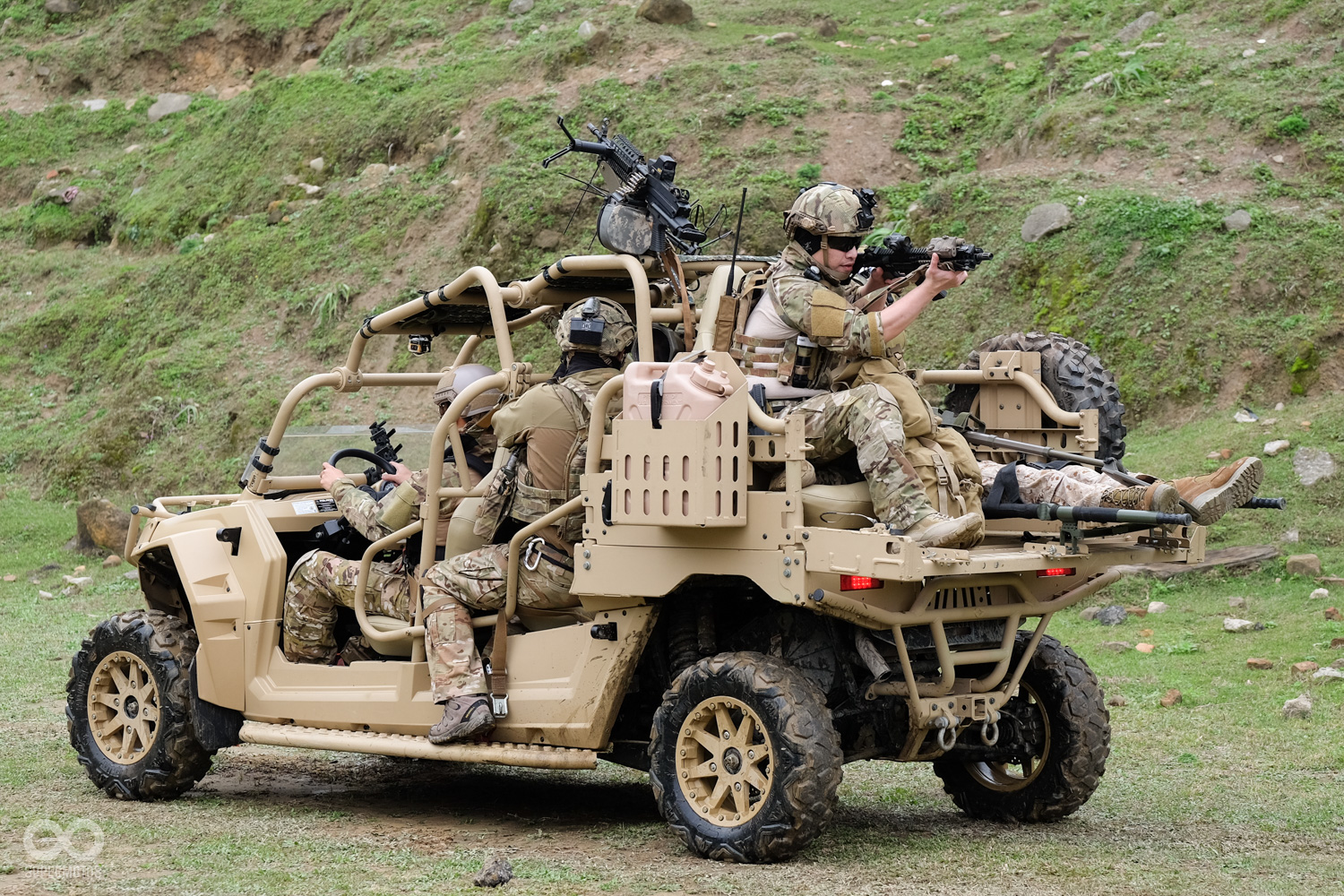 MRZR 4的設計讓擔架的放置變得極為簡單,而傷員上車後,車尾組員也能持續維持警戒,直到脫離危險區域