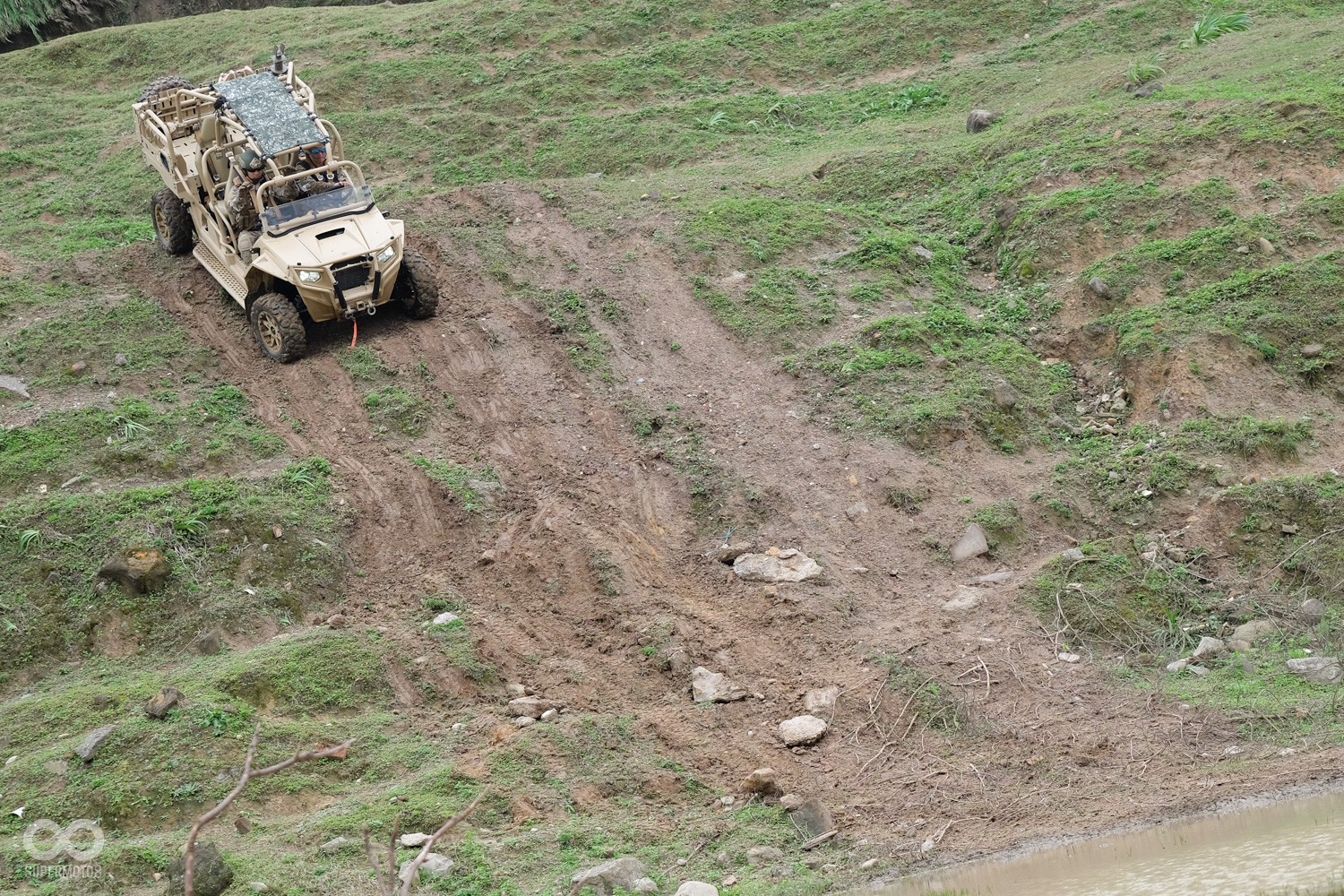 土坡高度約兩層樓,MRZR陡坡緩降的強大在這顯露無遺,透過引擎牽引,駕駛幾乎無須踩踏煞車,便能安穩降至平地