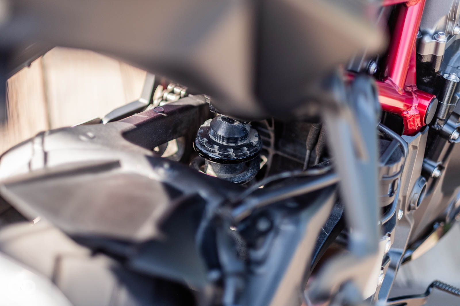 前後懸吊皆為SHOWA製品，皆為全可調設計，後避震採用KAWASAKI常見的Uni-Trak多連桿