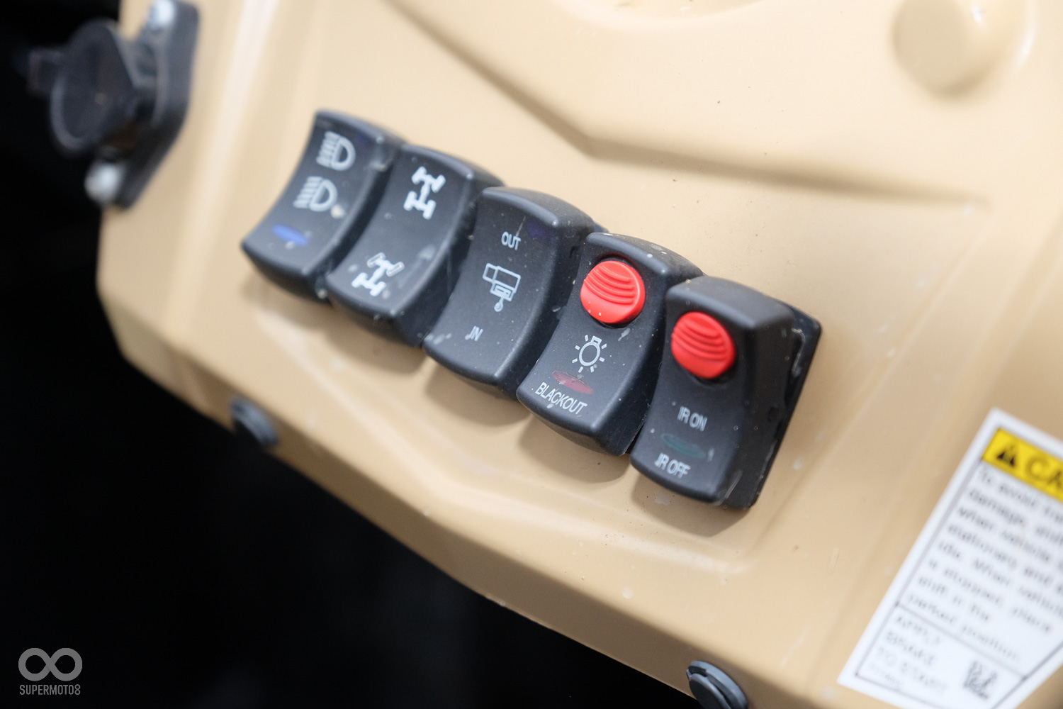 功能鍵由左而右分別為遠近燈切換、四驅後驅切換、絞盤收放線、Blackout全車燈具熄滅、IR紅外線照明