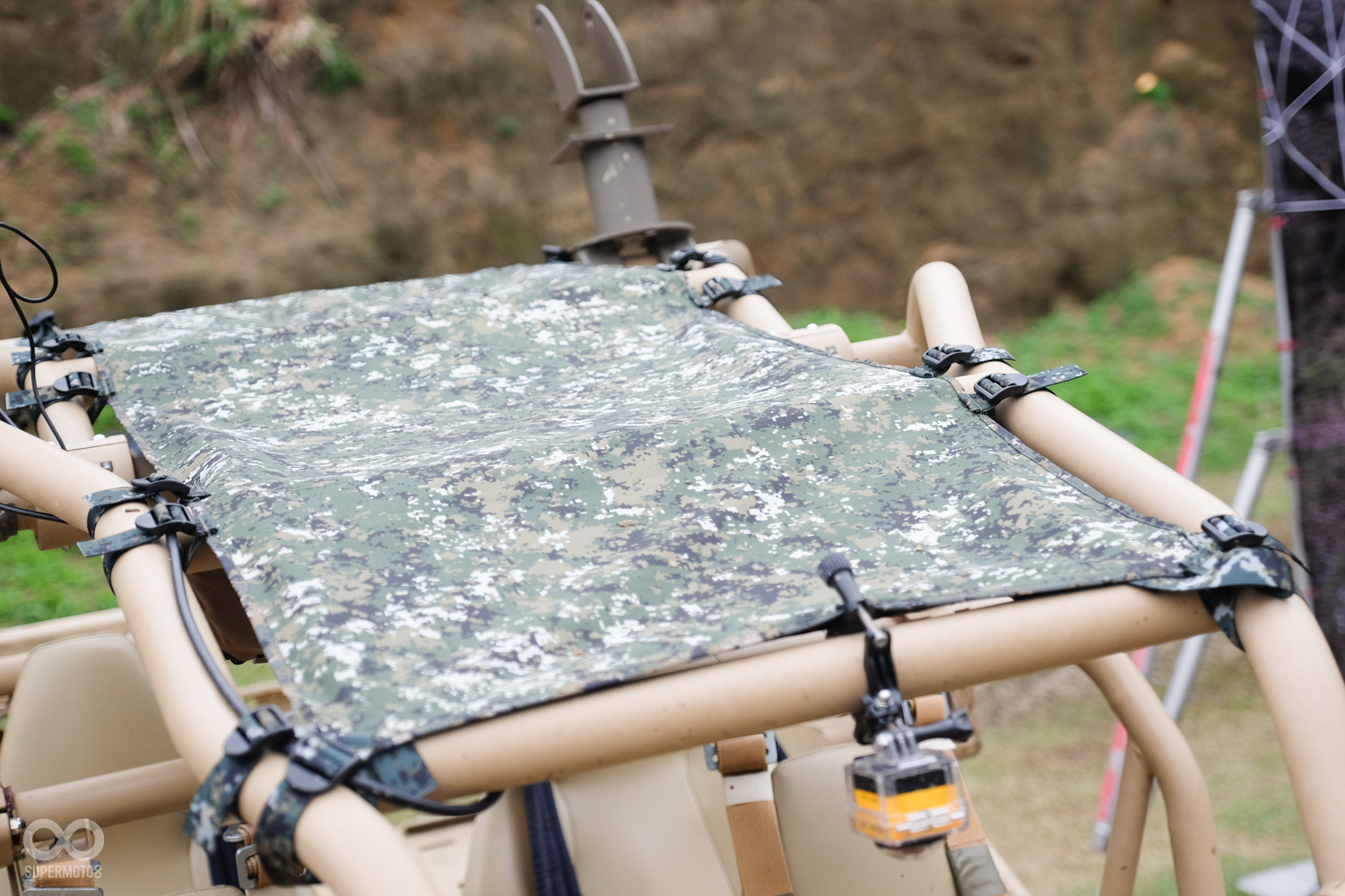 堅固的防滾龍,在車輛翻倒時能支撐住車體,避免組員受傷,頂棚則是簡單的帆布,盡可能減輕車重