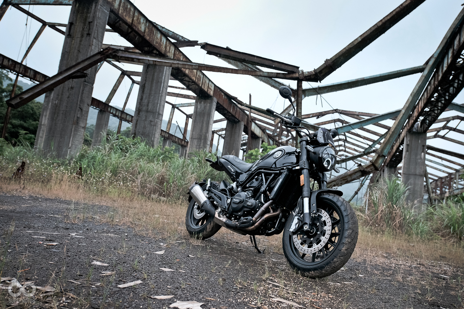 歐系車一直以來在規格或配備上通常都會領先同級車款,Benelli Leoncino 500也不例外
