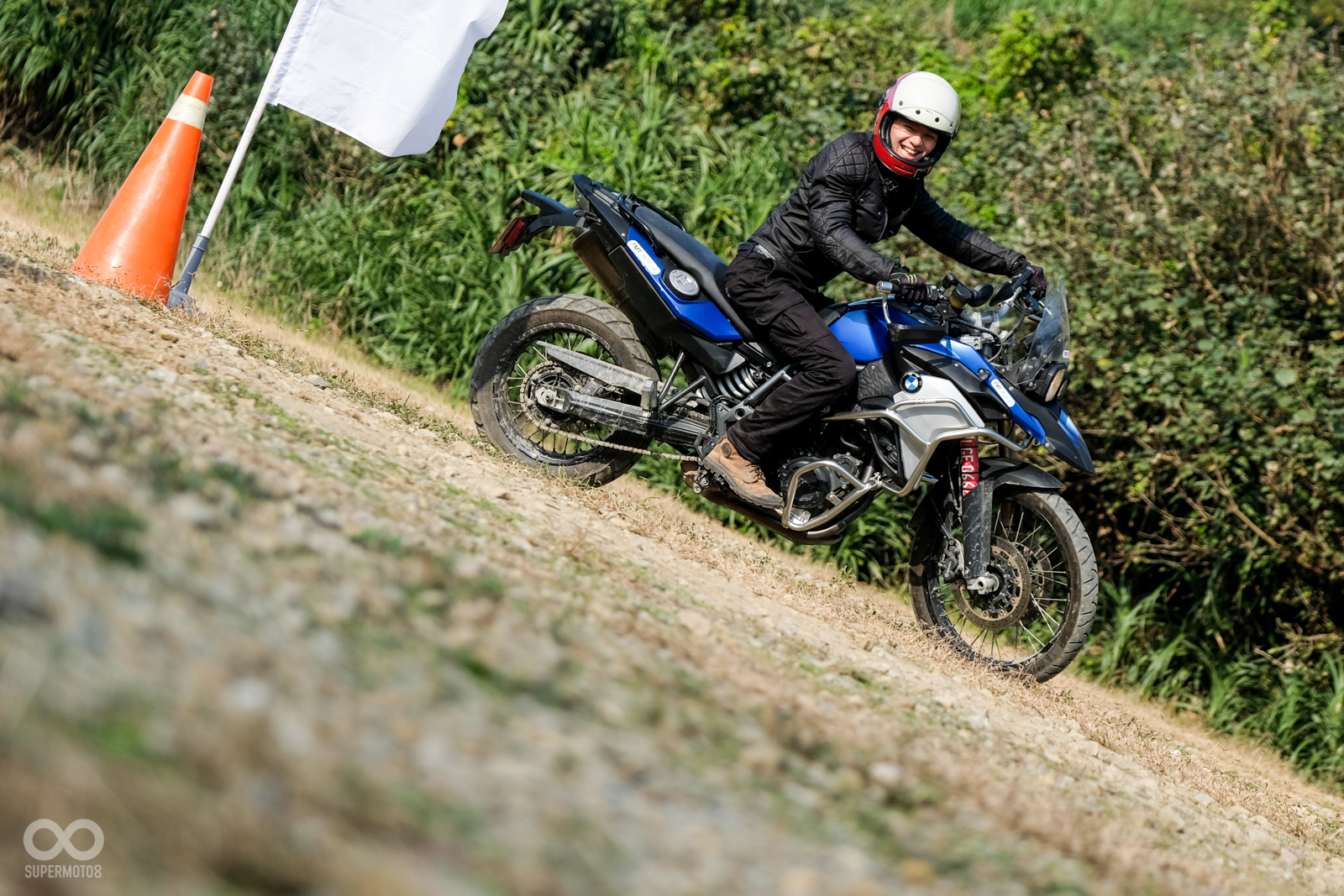 狹小的空間再加上跳動的路面,一個分神就有可能轉不過去而衝出界外