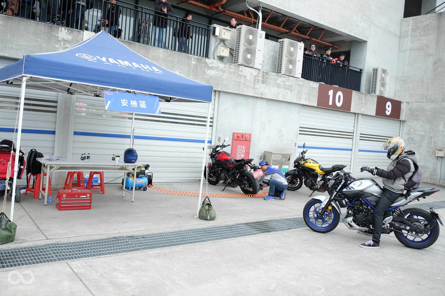 進入賽道前車輛需先經過安檢,確保車輛以及人身安全,而部品不足的部分現場也提供了租借的服務