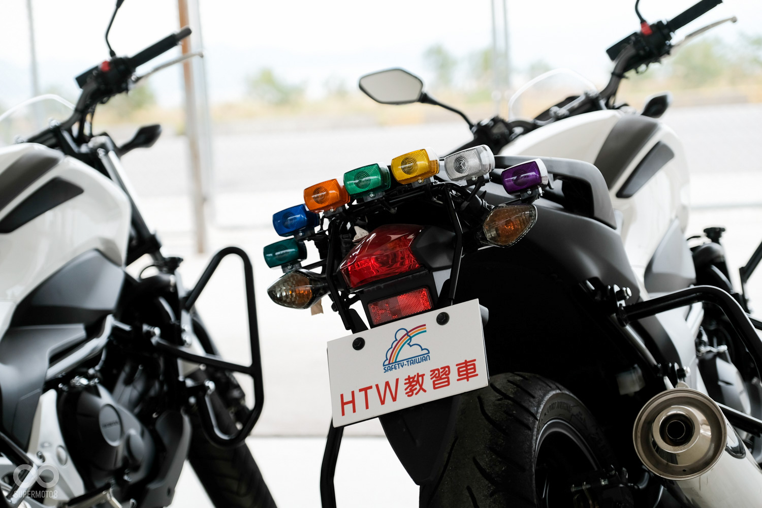 從日本送過來的安駕教練車,除了加裝顯示燈號,引擎內部調教也有所不同