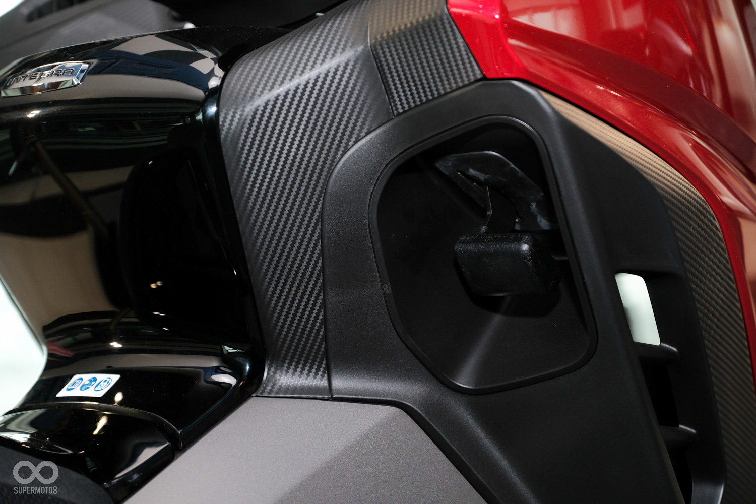 INTEGRA的手煞車位置與NC家族其他車款略有不同