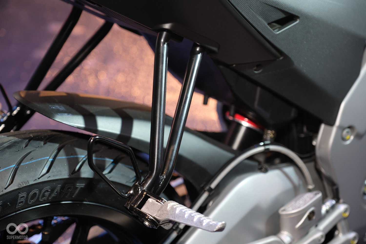 為對應強烈的戰鬥風格與競賽需求,後腳踏採用可拆卸的加掛式設計