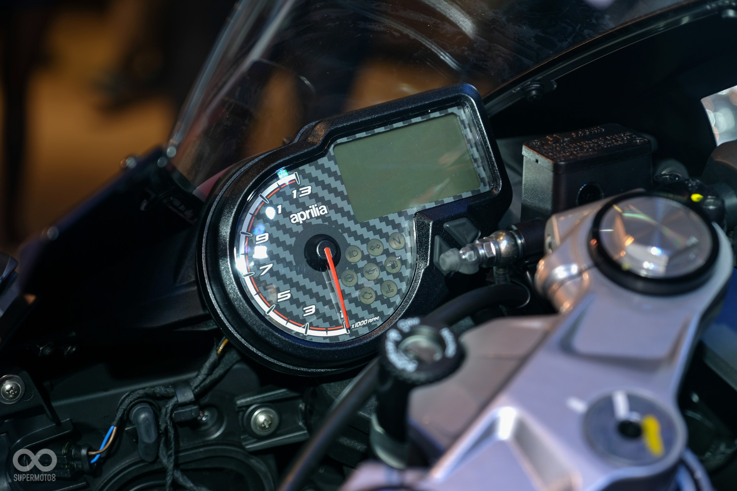 經典的指針錶搭配紅色背光LCD資訊幕熱血滿點