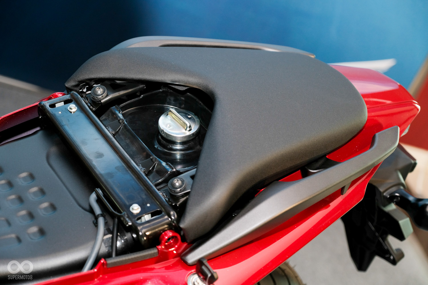 加油孔位於乘客坐墊下方