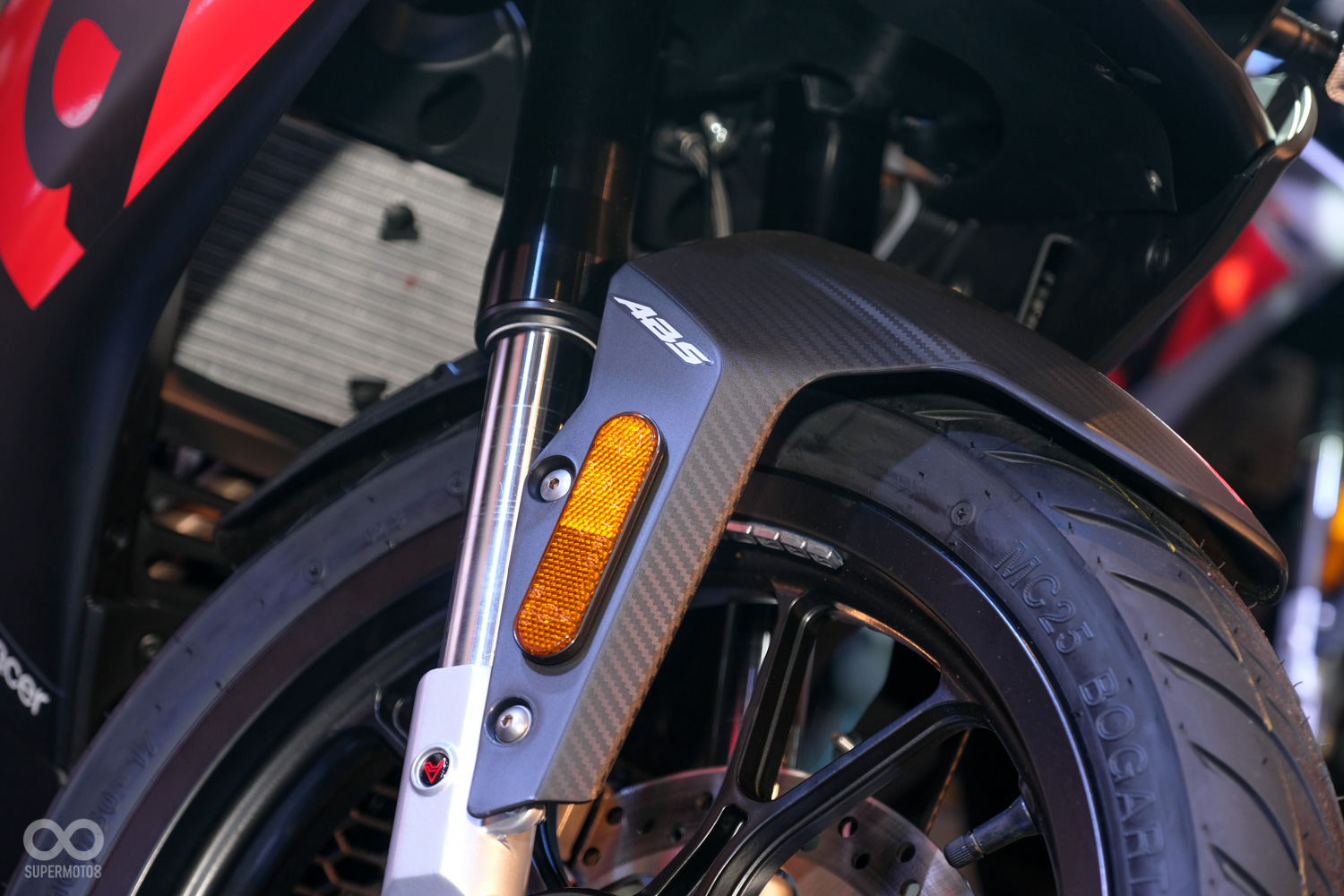 公升級的前懸吊,粗壯43mm倒立式前叉提供最高剛性的強力支撐