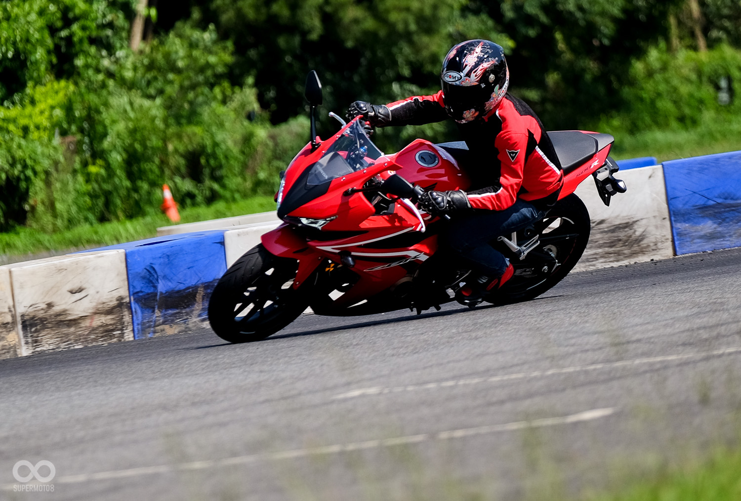 出彎後的加速反應非常靈敏，卻又不會出現狂暴的馬力湧現，控制油門格外輕鬆