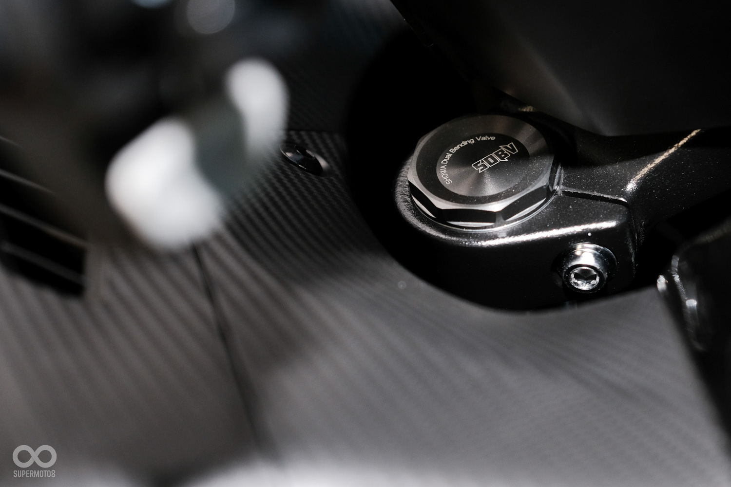 前叉為SHOWA的SDBV避震,激烈操駕時略顯不足,但用於一般通勤仍屬上品