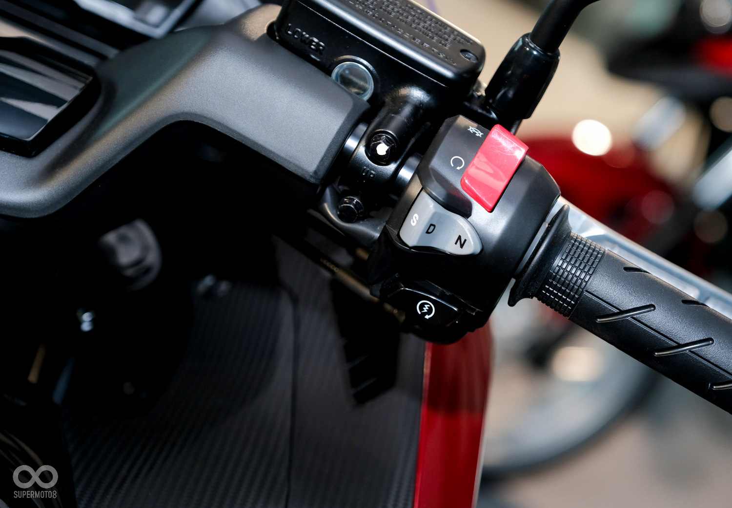 DCT系統升/降檔按鍵位於左側把手,而模式切換則在右側