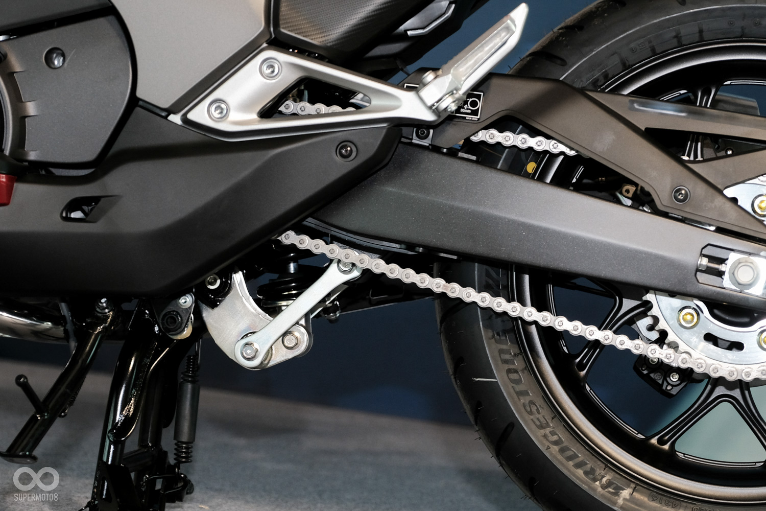 後懸吊採用Pro-Link中置多連桿,搭配鋁合金搖臂,INTEGRA也是NC車系中唯一使用鋁合金搖臂的車款