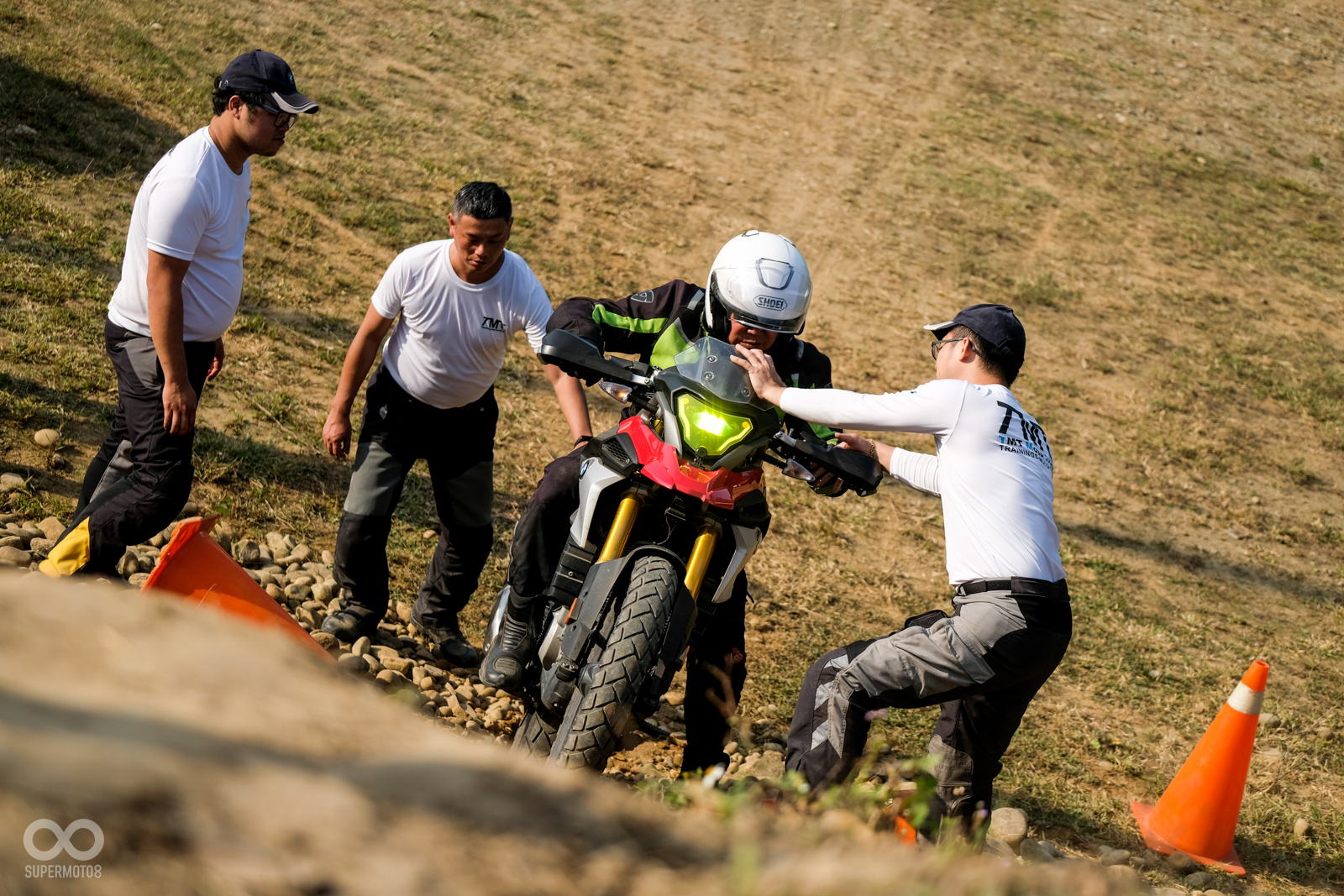 儘管出發前教官一在強調不要按壓離合器、前煞車,不過一上場仍舊會緊張誤壓