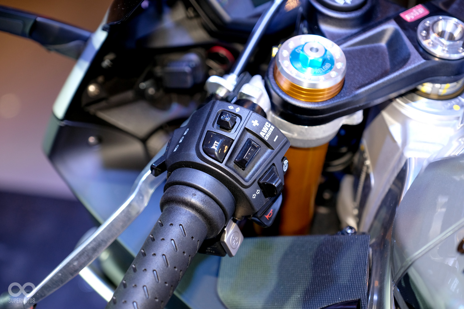 因應電控升級,左側控制器總成也有所不同