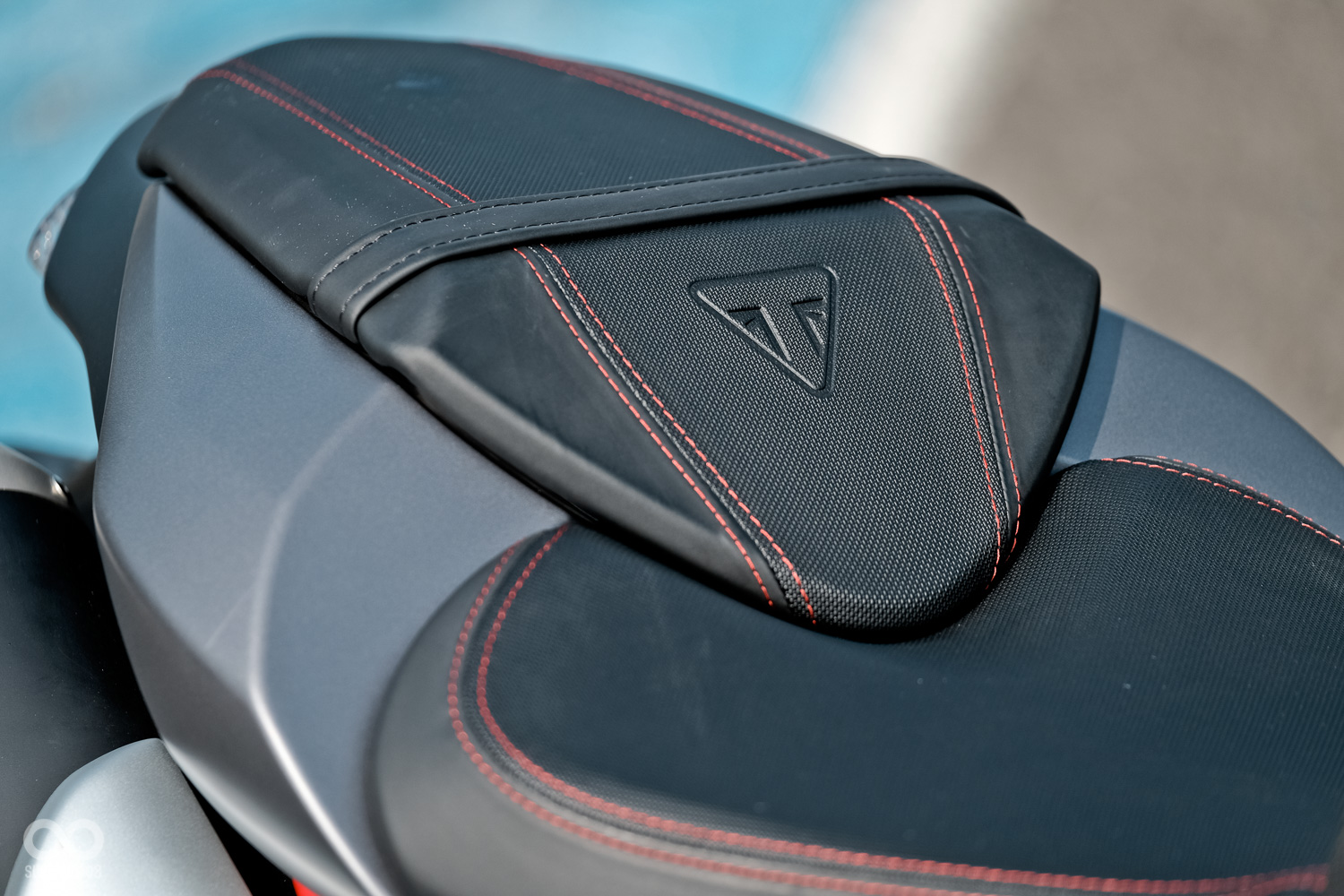 凹陷的油箱角度與後座空間,大腿只要稍加施力,前膝蓋後臀就會將身體穩穩固定在車上