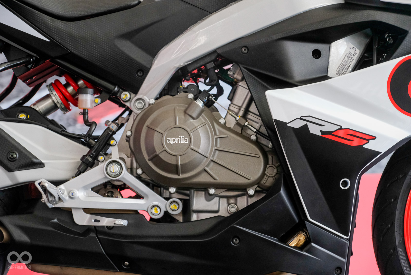 457c.c. 水冷並列雙缸引擎，擁有 47.6hp @ 9,400rpm 的最大馬力與 43.5Nm @ 6,700rpm 的最大扭力