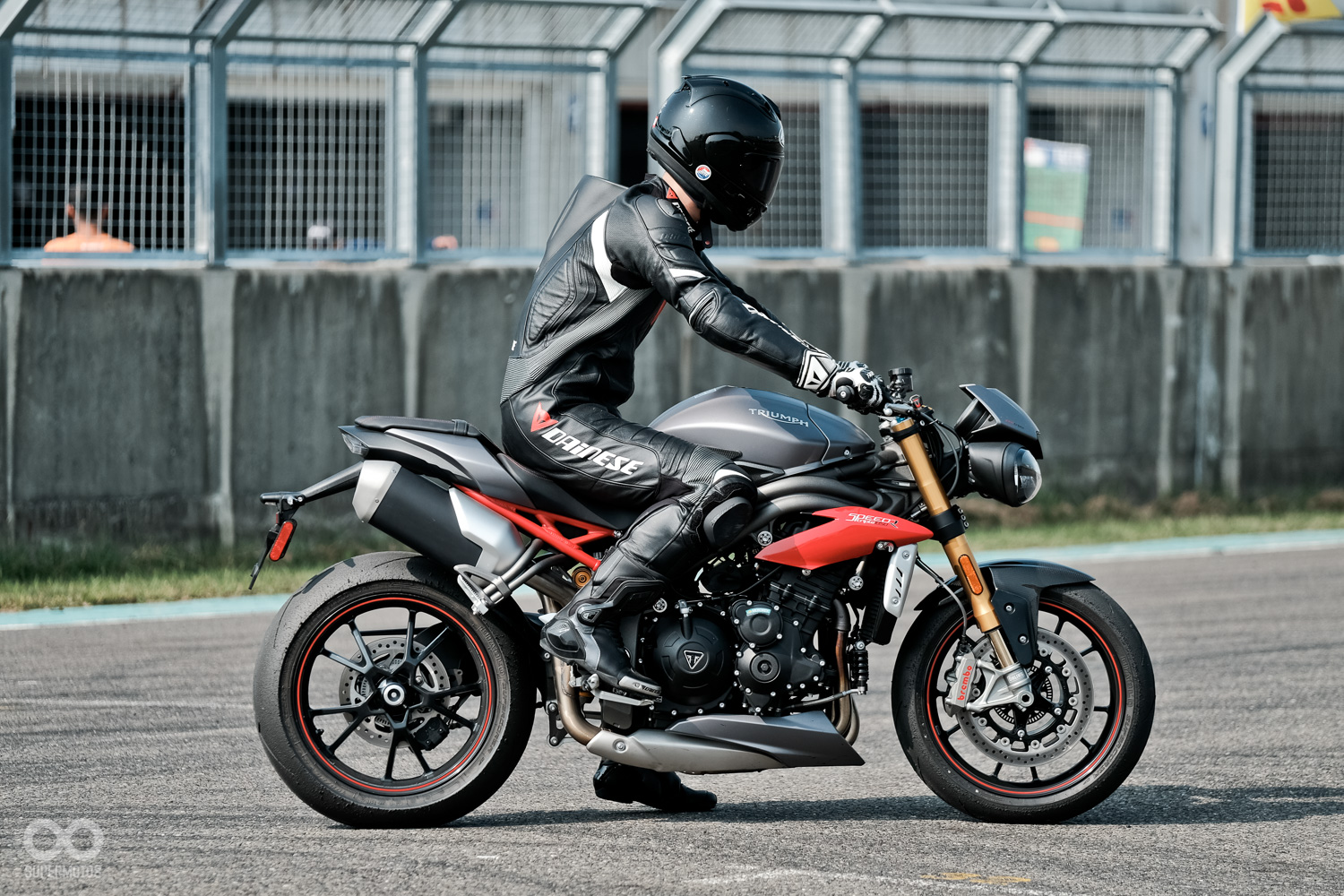 身高182騎士跨坐上整體比例剛剛好,膝蓋不彎的情況下雙腳可平踏在地