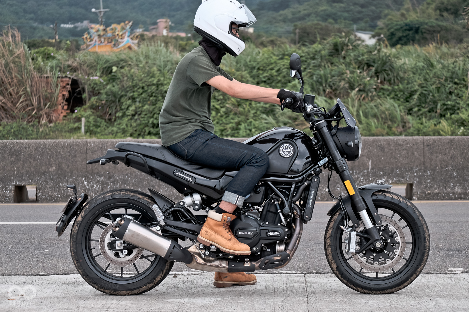 Benelli Leoncino 500座高為785MM,騎士身高180cm,雙腳可以輕鬆平放