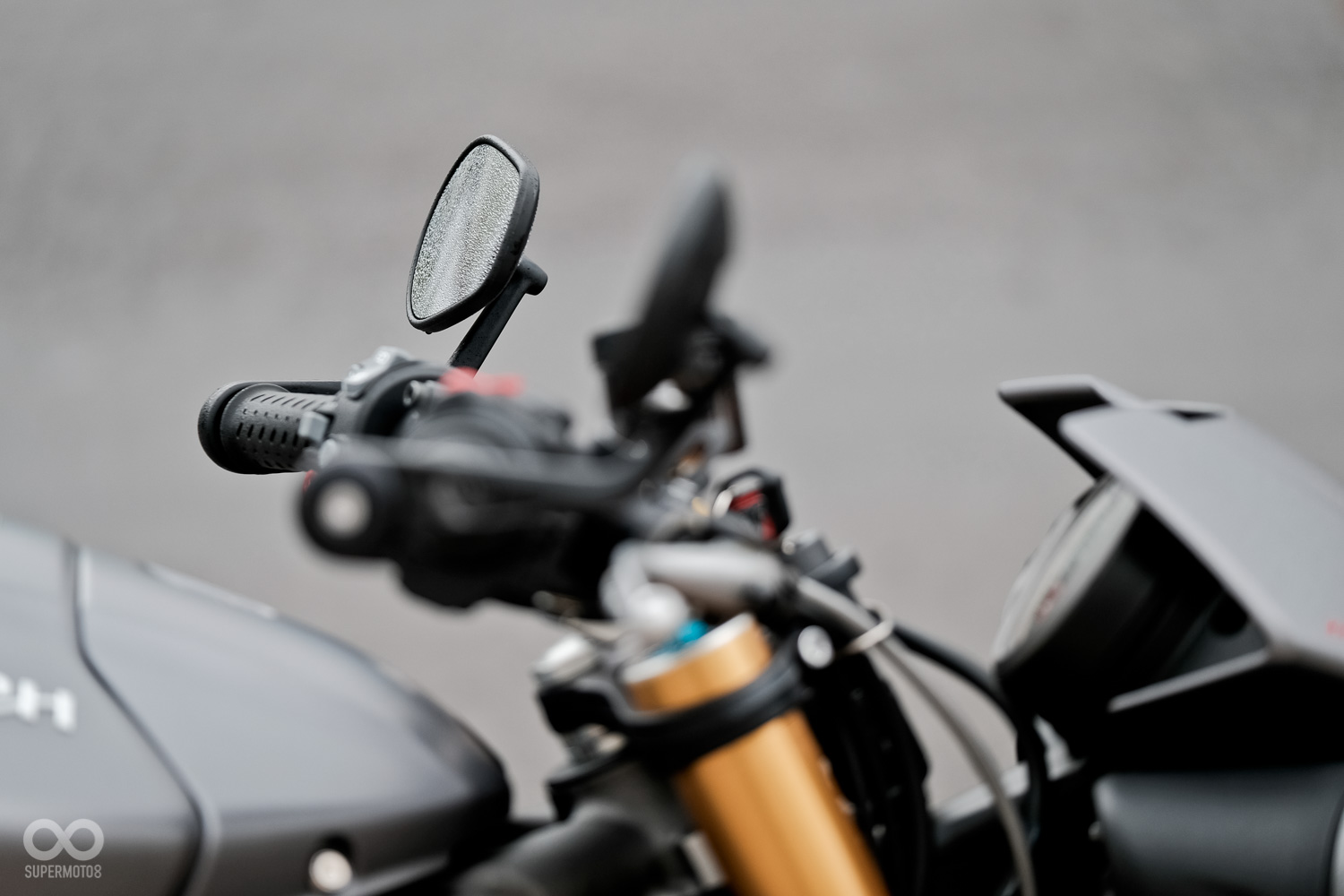 除了那雙經典圓燈與雙尾管外,牛角鏡成了本次造型的特色之一,也為此代增添了一些復古玩味