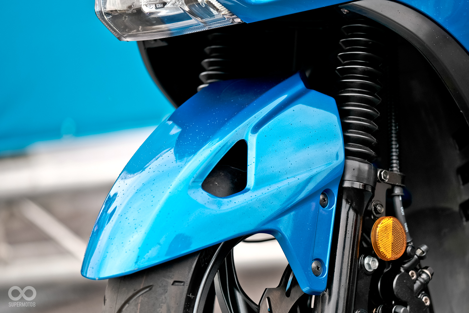 車頭造型相當大氣，前土除施以簍空處理