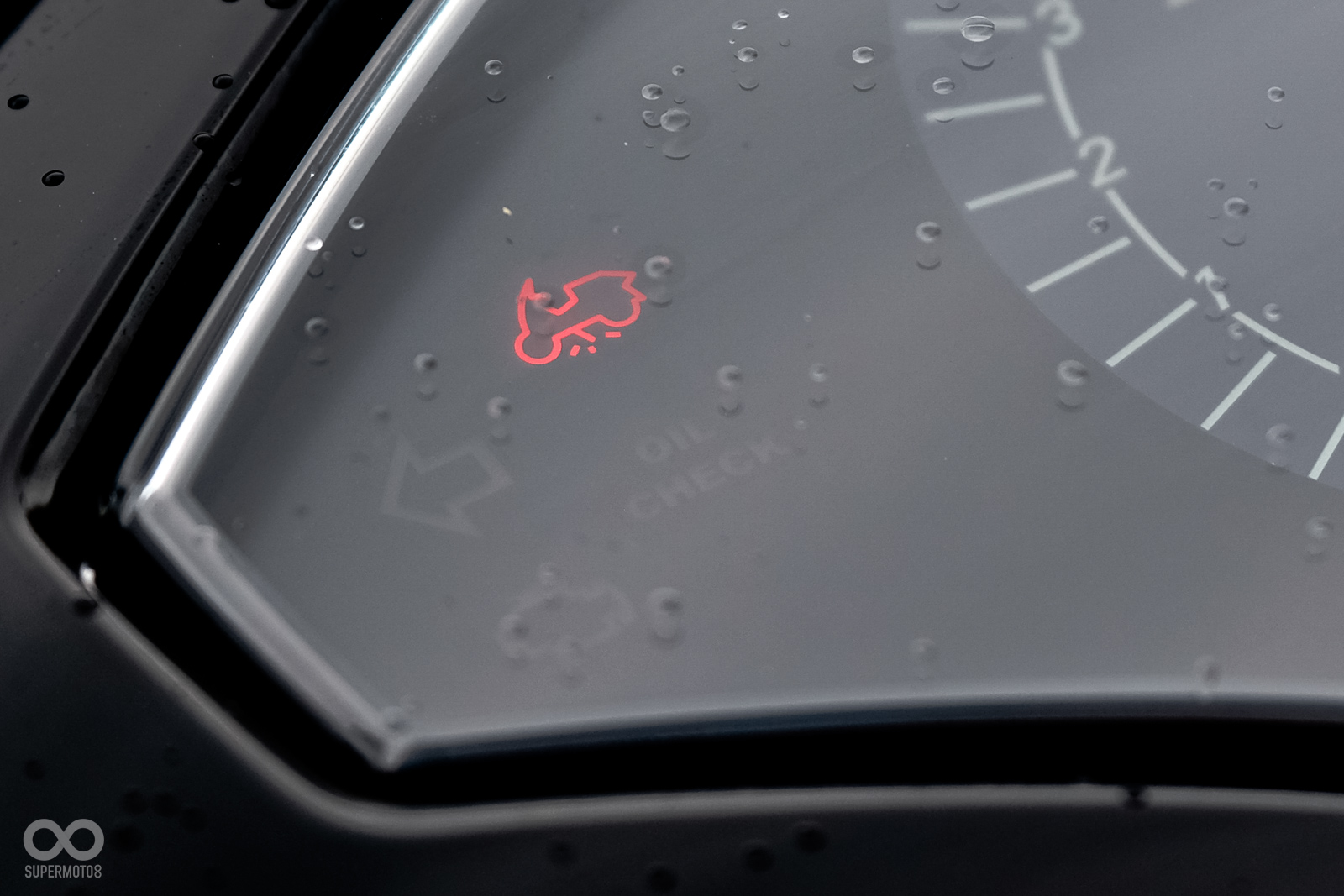 儀表旁有側佇未收回的提醒燈號，須將側柱收回才能啟動車輛