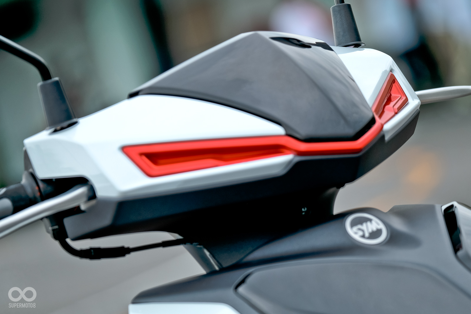 車頭造型相當大氣，龍頭上更透過跳色讓車輛更有精神