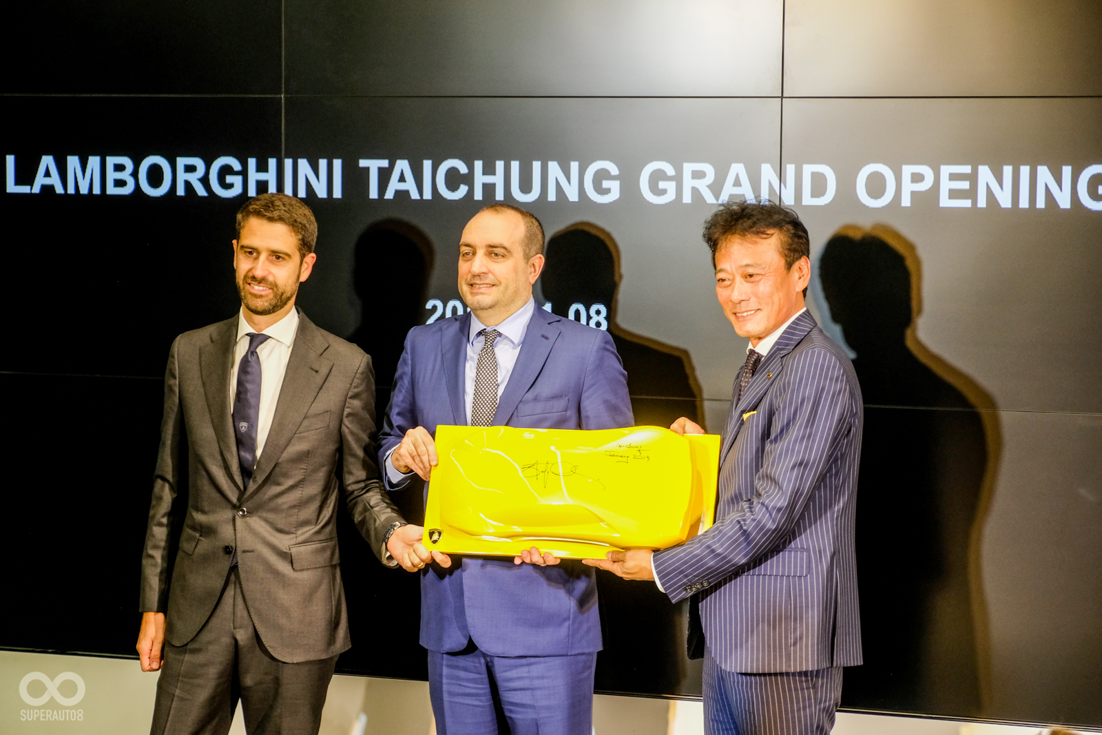 Automobile Lamborghini首席商務長Federico Foschini先生、Automobile Lamborghini亞太區執行長Matteo Ortenzi先生致贈開幕禮品
