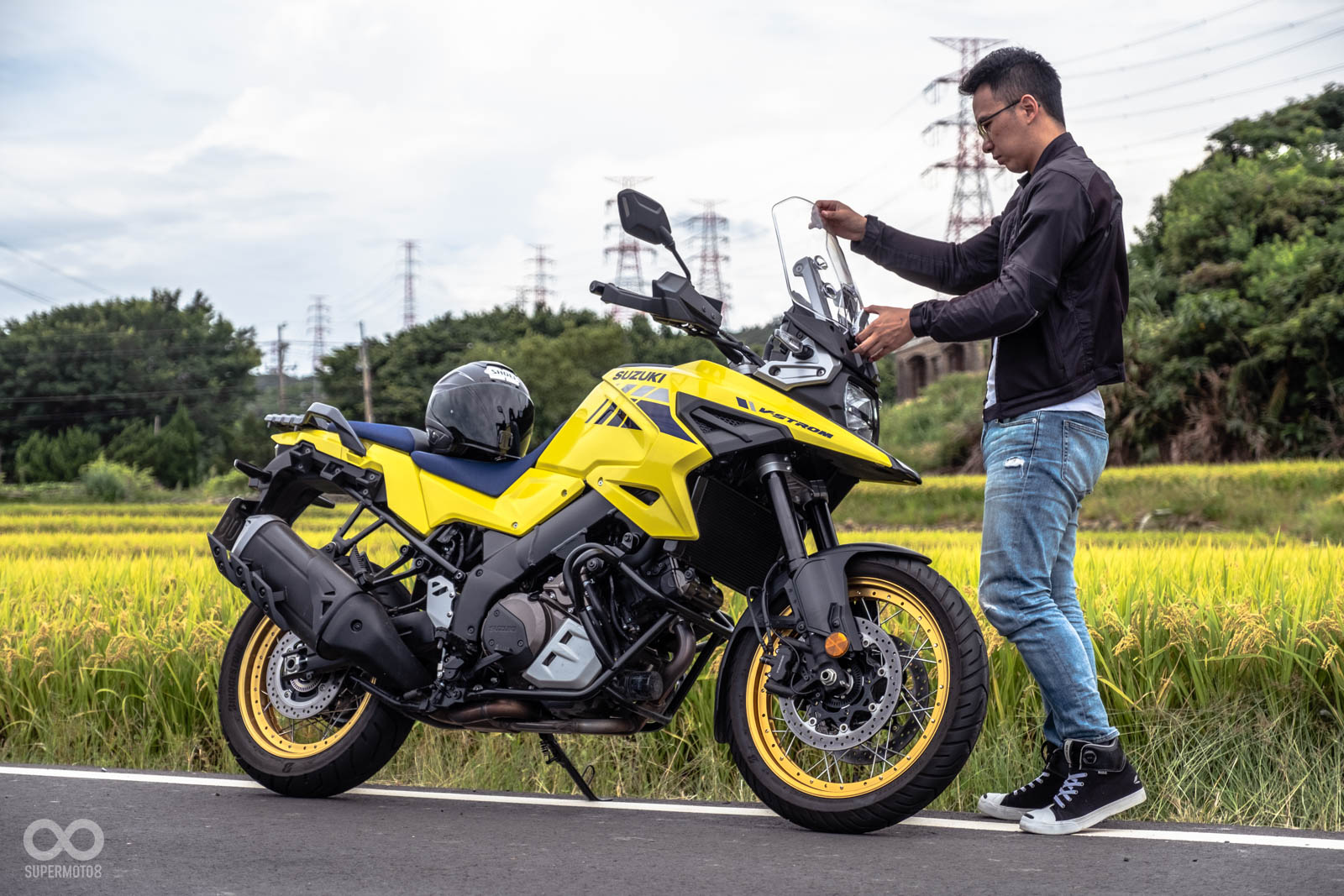 前風鏡僅能透過車輛前方調整,使用稍嫌不便