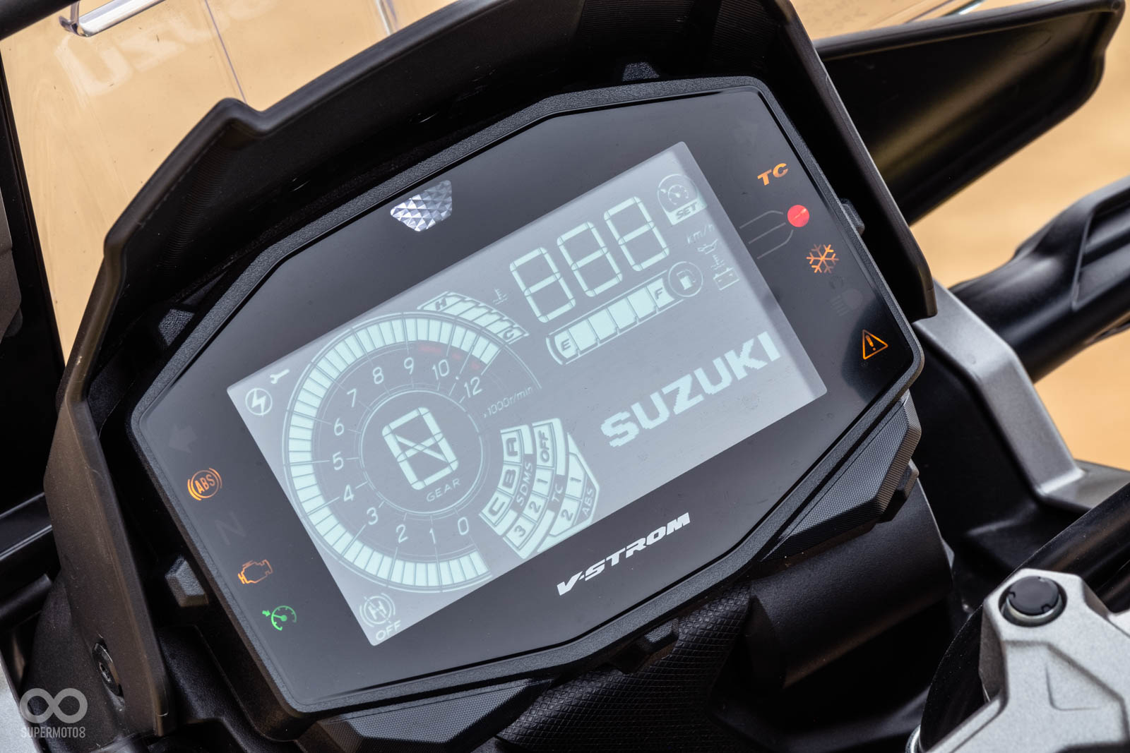 儀表升級為全數位式,但比起全彩TFT仍稍嫌遜色