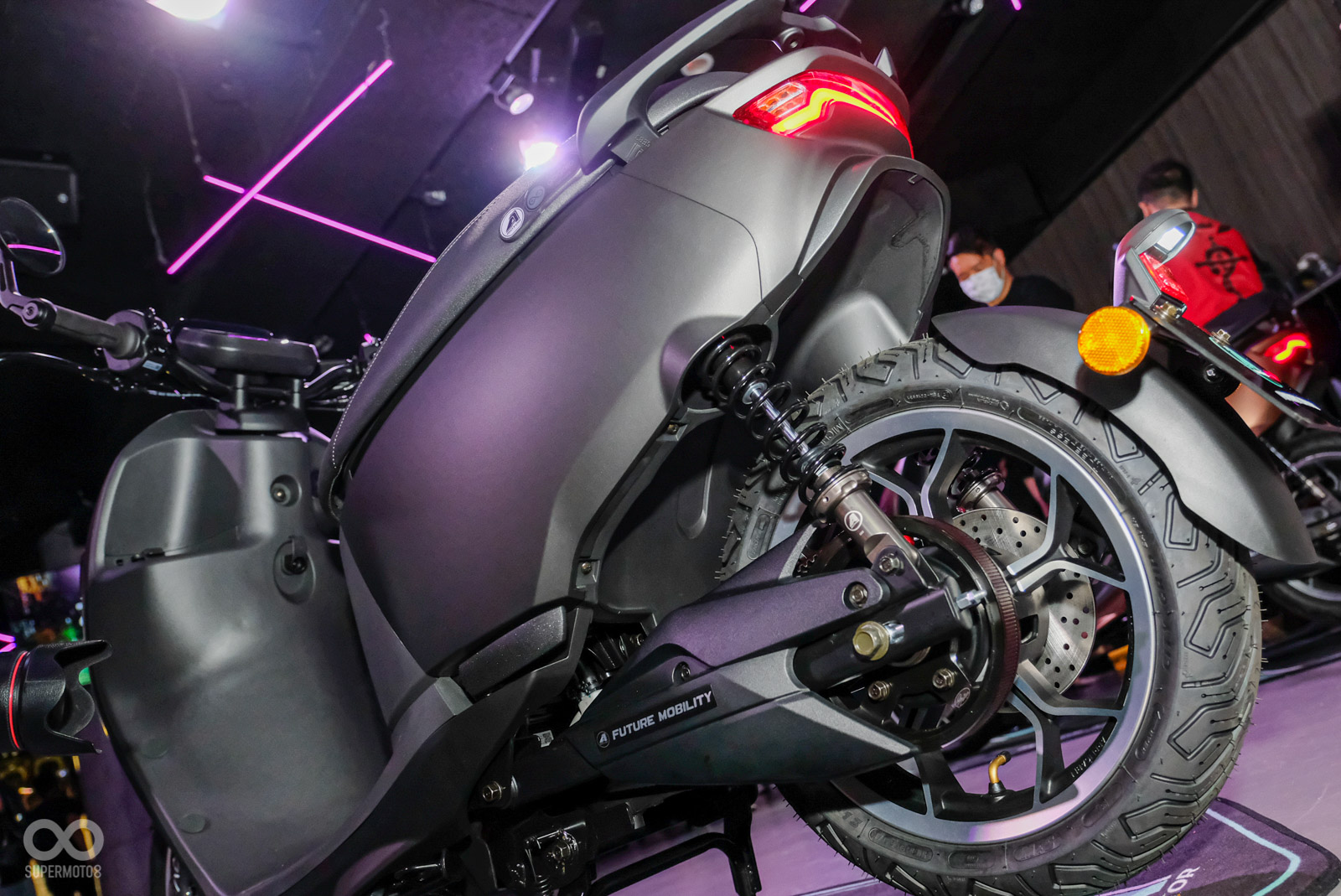 除了皮帶傳動之外，宏佳騰智慧電車也針對車架、後懸吊進行重新調校，並且升級後輪圈來減輕重量