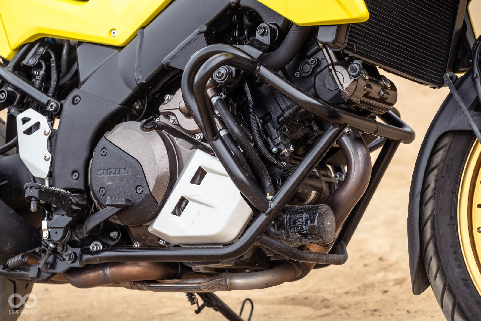 引擎透過內部升級,馬力突破百匹。1050XT也標配引擎保桿