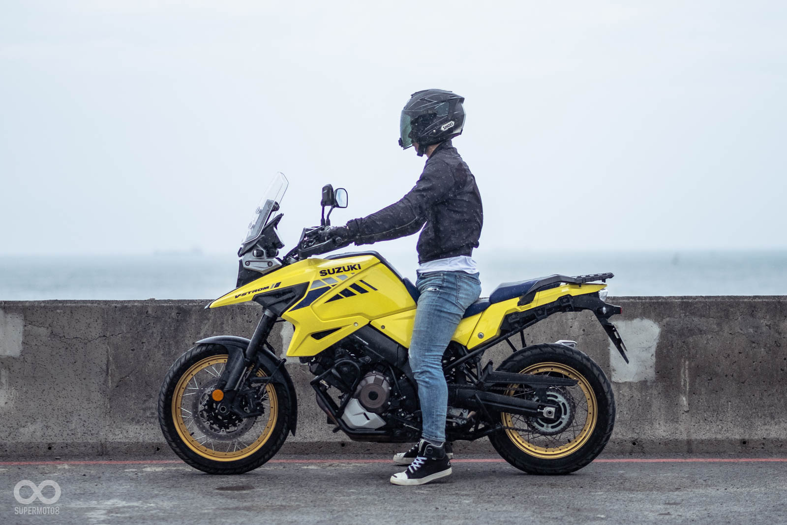 騎士身高180cm,雙腳需微踮腳尖