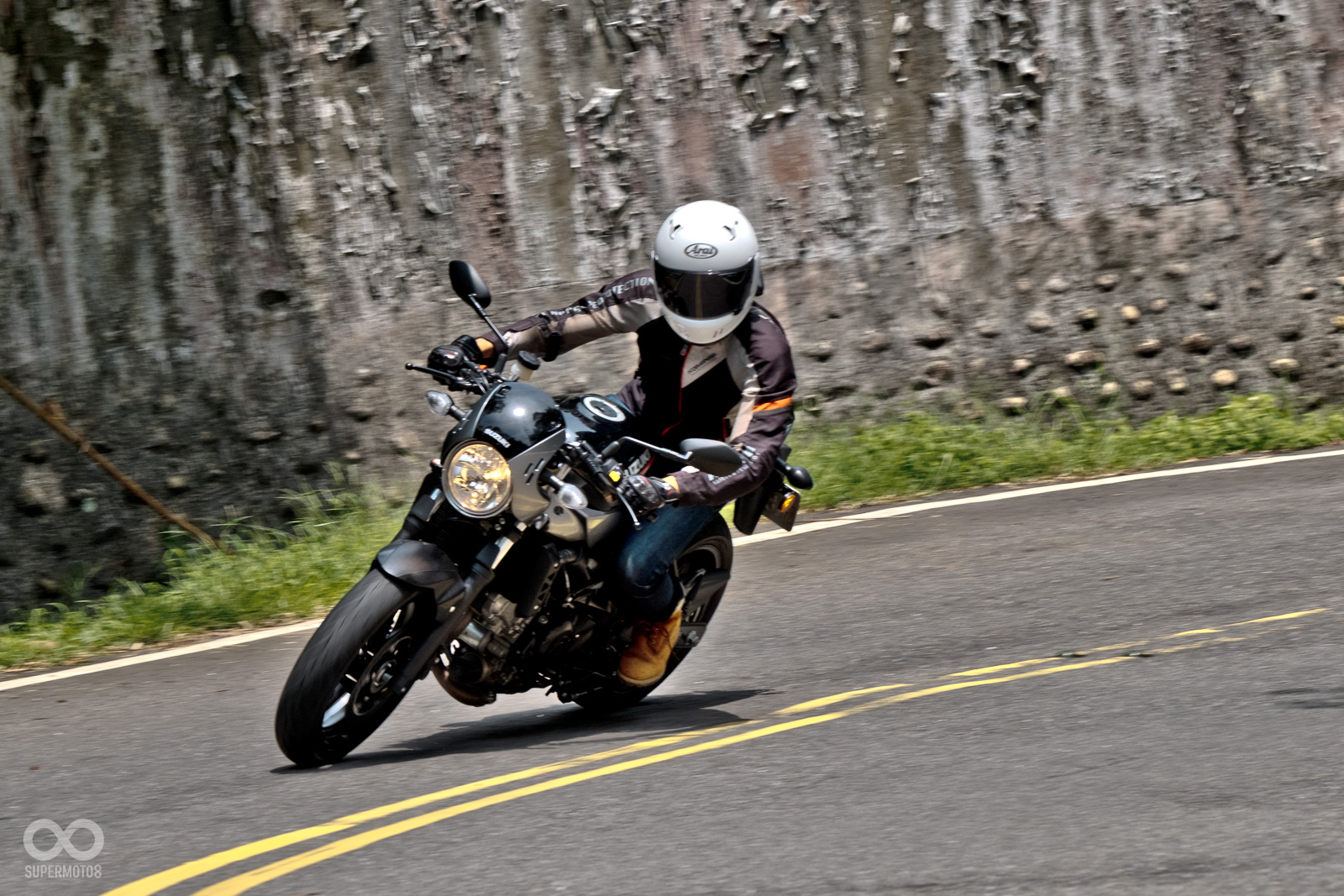 SV650X的後懸吊在山路上有些許偏軟，不過後預載可調的狀況下，只要稍微做調整就不是什麼大問題