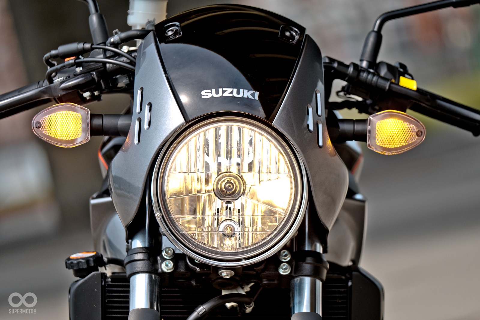 大圓燈配上子彈型頭罩，真的是相當有Cafe味道的車頭設計