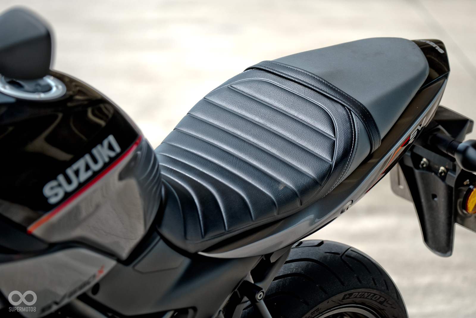 雙色配置的毛毛蟲椅墊，營造出類似單座蓋的效果