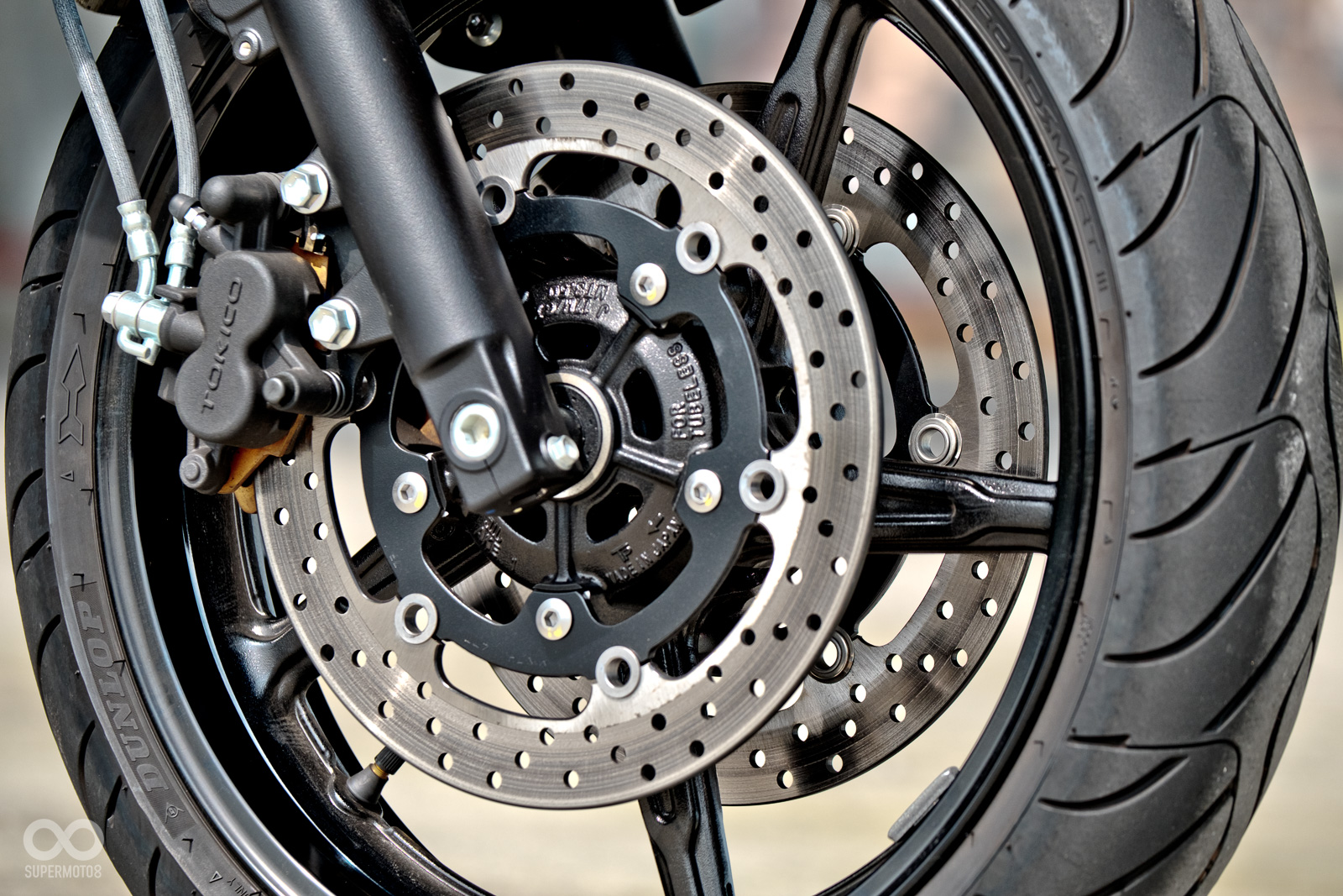 前輪制動系統採用的是Tokico雙單向雙活塞煞車卡鉗配上290mm浮動碟