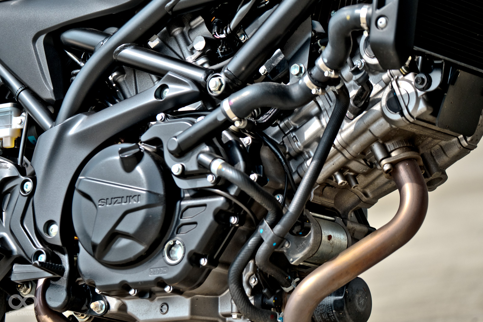 V型雙缸引擎獨特的造型加上低轉充沛的動力，是相當吸引人的組合