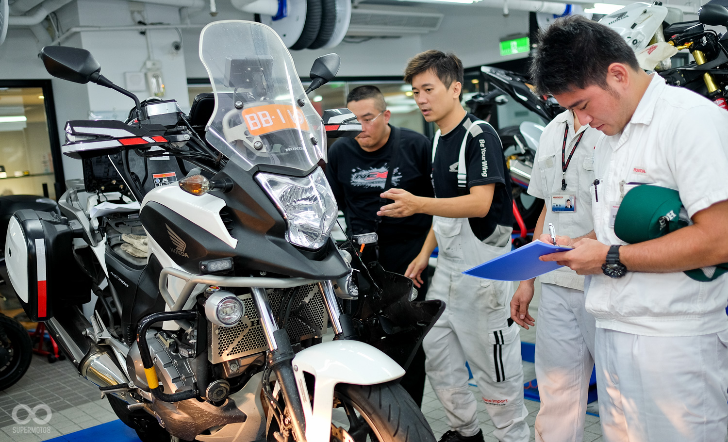 日本技師與台灣技師一同為車主進行25項夏日健檢
