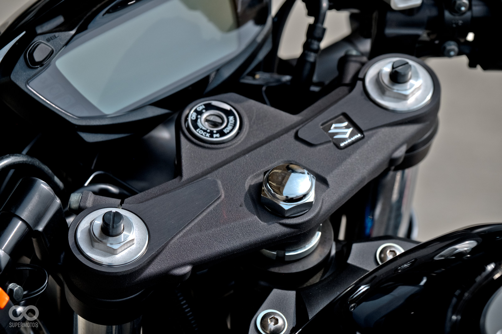 過去被手把遮住的三角台廠徽在SV650X上也露了出來