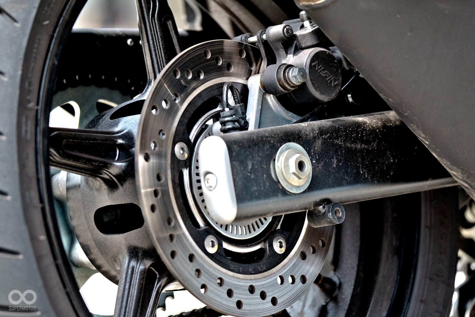 後輪使用的是單向單活塞煞車卡鉗配上240mm固定碟，並且標配ABS系統