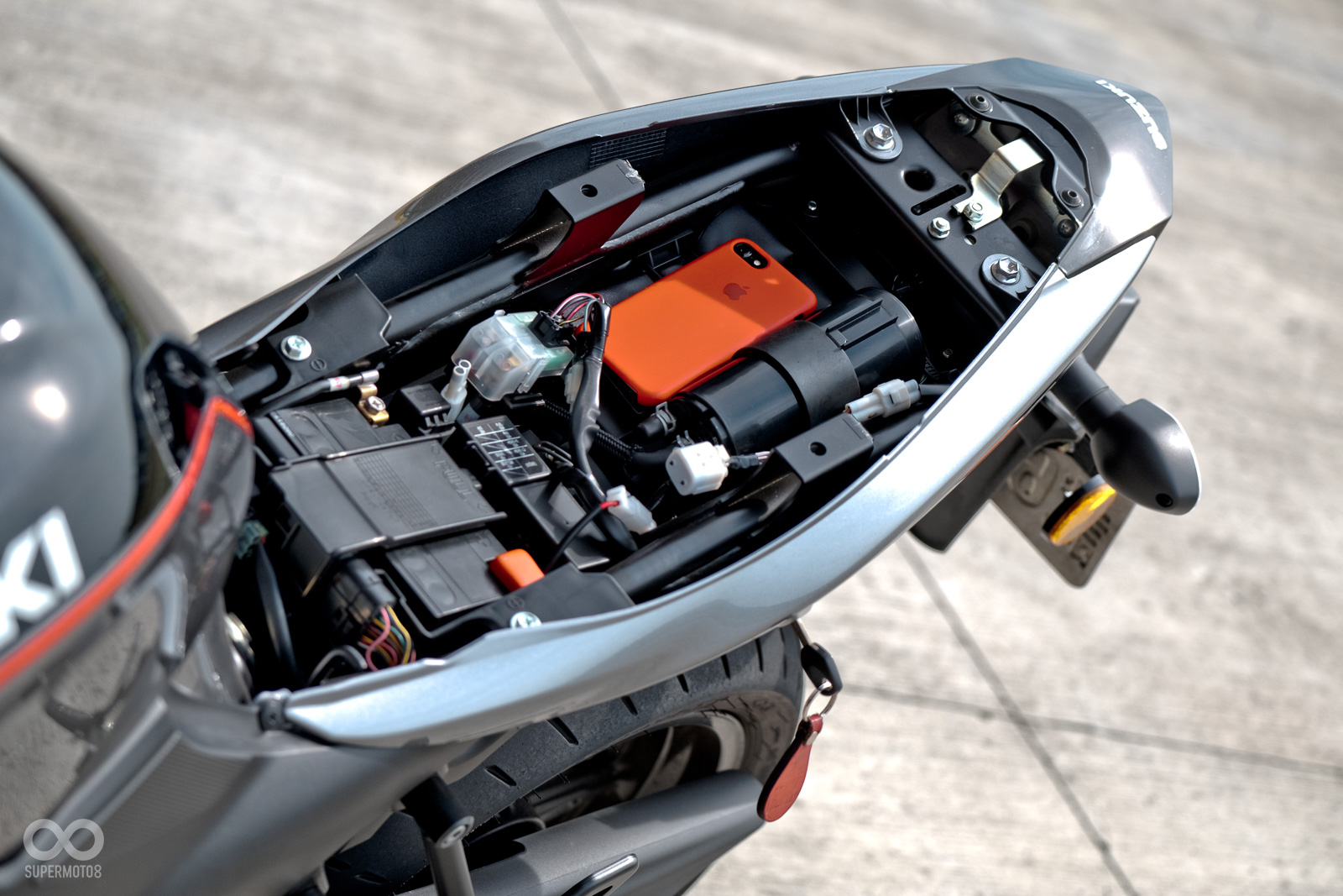 椅墊下的置物空間，iPhone 7大小的手機都能輕鬆放入